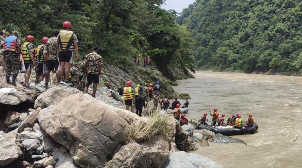 37 de persoane sunt încă dispărute, după ce două autobuze au fost luate de o alunecare de teren, în Nepal