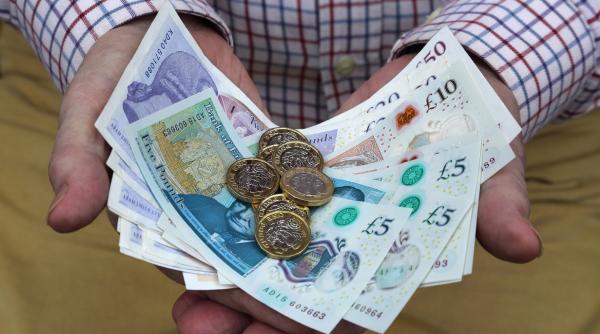Categoria de angajați pentru care Ministerul de Finanțe al Marii Britanii pregăteşte creşteri salariale peste inflație