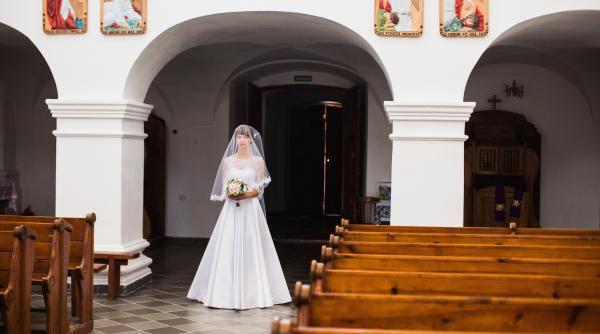Cazul ciudat al femeii care și-a plătit de două ori nunta, dar a rămas singură în fața altarului. De ce nu a apărut mirele
