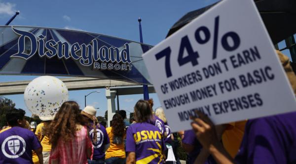 ”Mickey ar dori un salariu corect”. Angajații Disneyland California protestează din cauza banilor și reclamă că locuiesc în mașini