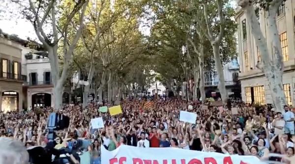 Revolte anti-turiști în Spania: Zeci de mii de locuitori au protestat pe străzile din Palma de Mallorca