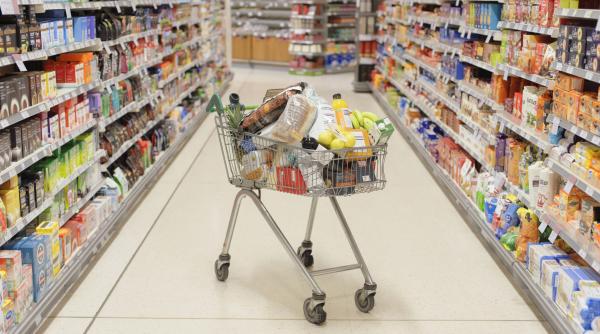 Românii au cumpărat cu aproape 50% mai multe alimente în 2023 datorită prețurilor plafonate de PSD 