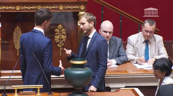 VIDEO. Un deputat din partidul lui Le Pen a fost umilit de colegi în Parlamentul francez. Cum l-au lăsat cu mâna întinsă
