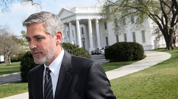 George Clooney anunţă că o susţine pe Kamala Harris şi i-a mulţumit lui Joe Biden: „El salvează democraţia încă o dată”