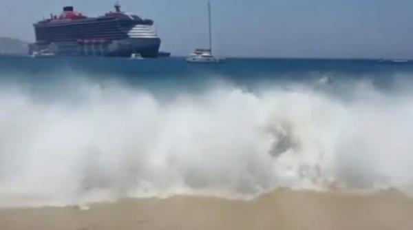 Momente dramatice pe o plajă din Mykonos. Un feribot a provocat valuri uriașe care au măturat totul în calea lor. Doi oameni răniți