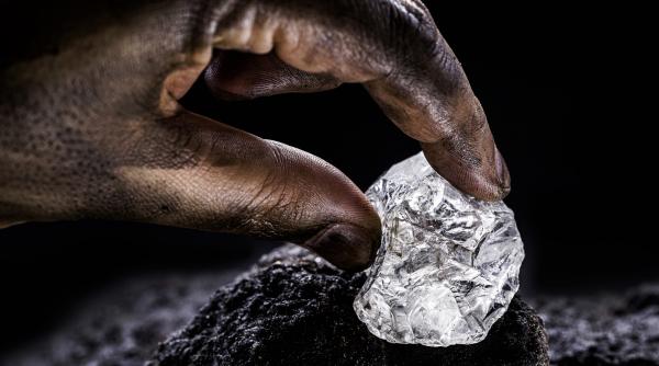 Un bărbat sărman și plin de datorii s-a apucat să sape într-o mină și a găsit un diamant de 95.000 de dolari