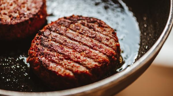 Românii ar putea mânca în restaurante carne produsă în laborator. UE a primit prima cerere pentru autorizarea ei