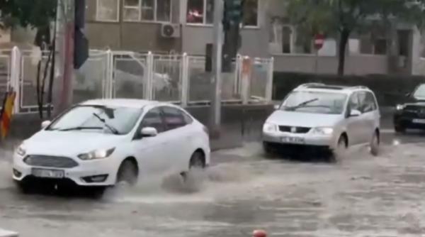 Potop în Tulcea. Centrul oraşului a fost inundat după o ploaie torenţială