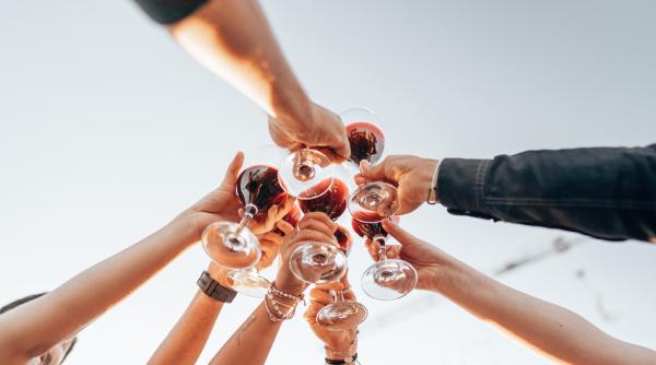 Românii sunt cei mai mari consumatori de alcool din Europa. Date șocante în raportul OMS: Româncele beau 500 de pahare de vin pe an