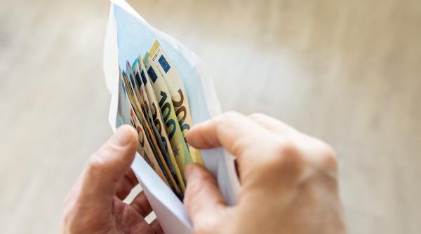 Alertă în UE: Tot mai multe bancnote contrafăcute sunt puse în circulaţie. Cum recunoaştem banii falşi