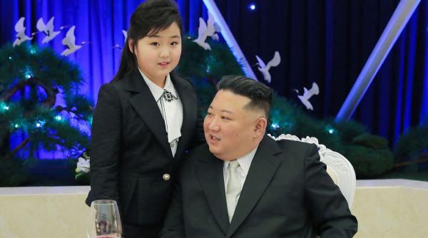 Kim Jong Un îşi pregăteşte fiica adolescentă să îi ia locul la conducerea ţării