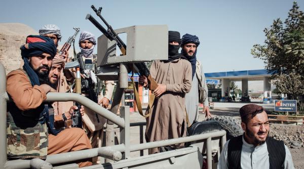 Talibanii taie legăturile cu diplomații afgani din țări occidentale care nu i-au ascultat. Probleme pentru pașapoarte și vize