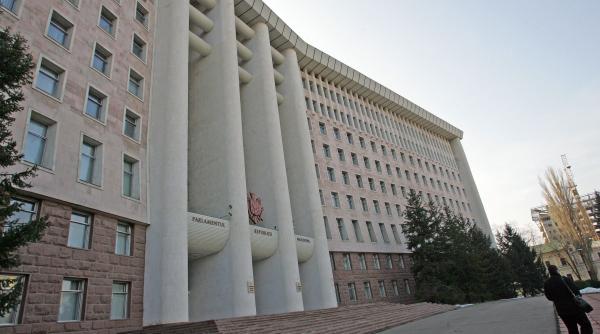 Percheziții în Parlamentul Republicii Moldova. Ion Creangă ar fi fost prins când dădea rușilor informații secrete 