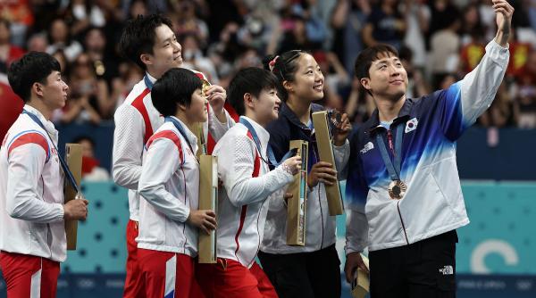 Selfie viral la Jocurile Olimpice. Sportivi din Coreea de Sud și Coreea de Nord s-au fotografiat împreună pe podium