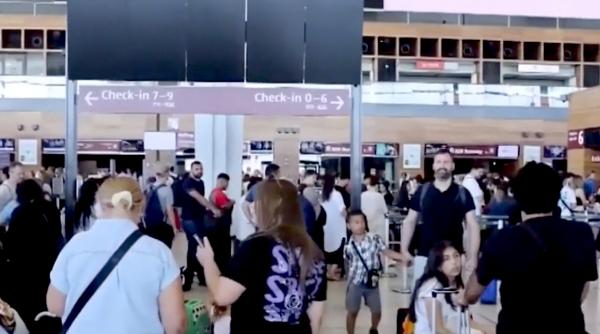 Sute de români sunt blocați pe un aeroport din Egipt de 30 de ore. Cursa aeriană a fost amânată de mai multe ori