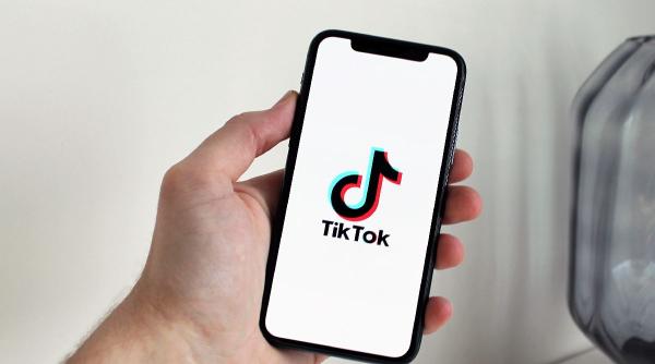 Tik Tok Marketing: Ce este? Cum faci o strategie și ce tool-uri să folosești?