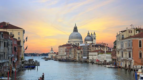 Veneţia interzice grupurile mari de turişti şi difuzoarele. Ce amenzi riscă cei care nu respectă regulile