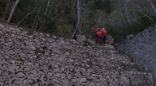 Operațiune dificilă de salvare de pe munte. Un bărbat a fost găsit rănit într-un pârâu. Doi ciobani au dat alerta 