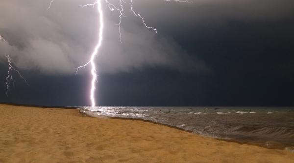 Panică pe o plajă din Italia: Cel puțin 7 oameni au fost loviți de fulgere: „S-a auzit o bubuitură”