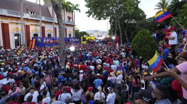 Mii de persoane au protestat pe străzile din Venezuela faţă de preşedintele Nicolas Maduro
