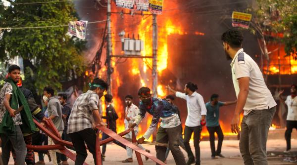 Stare de asediu în Bangladesh. 73 de oameni au murit în timpul unor manifestaţii antiguvernamentale masive