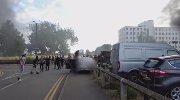 Imagini șocante de la violențele din Marea Britanie. Un BMW cu est europeni este atacat de bărbați albi care fac salutul nazist