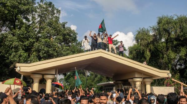 Zeci de mii de oameni din Bangladesh sărbătoresc în stradă demisia premierului fugit cu elicopterul în India