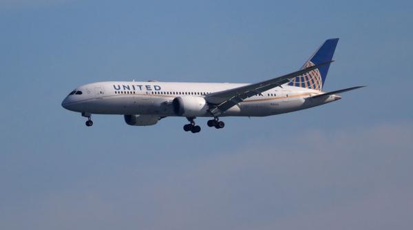 Un pasager a dat în judecată United Airlines după ce o bucată de sârmă din mâncare i s-a înfipt în gât, în avion