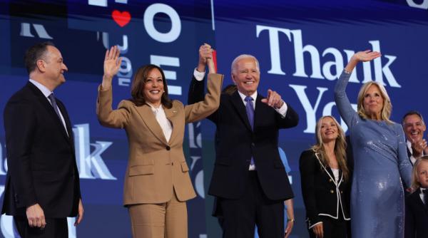 kamala harris s a imbracat in costum cafeniu la conventia de la chicago acum toata lumea se intreaba ce inseamna asta