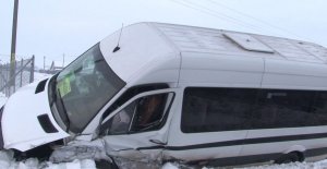 Microbuz cu cinci români, accident grav în Germania. Autoturismul a intrat într-un semafor după ce o mașină i-a tăiat calea