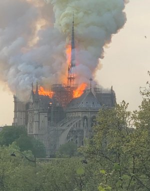 Incendiu la ”Notre Dame” din Paris. Catedrala riscă să ardă în întregime: ”Următoarea oră și jumătate este crucială” - FOTO și VIDEO LIVE