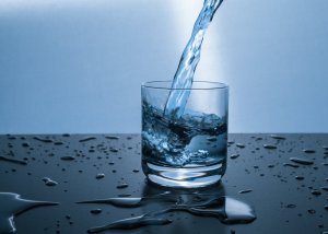 10 beneficii ale consumului de apă. Câtă apă trebuie să bem pe zi