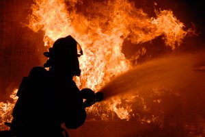 Incendiu provocat din cauza mai multor copii care s-ar fi jucat cu focul. O fetiță de doi ani, din Arad, a suferit arsuri pe 60% din suprafaţa corpului