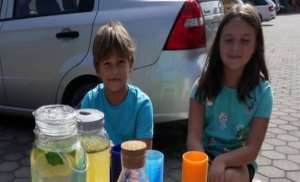 Doi copii din Cluj-Napoca și-au făcut afacere. Ce vând micuții în fața blocului în care locuiesc