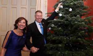 Carmen și Klaus Iohannis s-au pozat cu bradul de Crăciun de la Palatul Buckingham