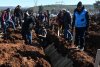 Imagini cutremurătoare din Turcia. Trei oraşe au fost transformate în cimitire | Oamenii sunt îngropaţi în saci, în gropi comune 816381