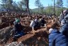 Imagini cutremurătoare din Turcia. Trei oraşe au fost transformate în cimitire | Oamenii sunt îngropaţi în saci, în gropi comune 816383