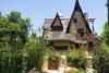 Cum arată "Casa Vrăjitoarei", devenită celebră pe internet după ce proprietarul a arătat interiorul spectaculos. Este inspirată din Hansel și Gretel și se află în Beverly Hills 824295