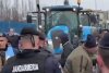 Imaginile momentului! Scandal între jandarmi şi fermieri la protestul naţional. Forţele de ordine s-au pus în faţa utilajelor 827443