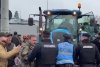 Imaginile momentului! Scandal între jandarmi şi fermieri la protestul naţional. Forţele de ordine s-au pus în faţa utilajelor 827445