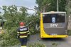 Un copac a căzut peste un autobuz în București. Pompierii intervin la fața locului 835183