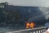 Un autoturism a ars ca o torță pe Autostrada A1 București-Pitești. Pompierii au intervenit 850738