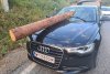 Un buștean dintr-un TIR a străpuns parbrizul unei mașini în mers, pe DN 10, în Brașov 852111