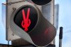 Un semafor "sucit" din Târgu Jiu a devenit viral pe Internet | "Poate sunt persoane care merg și în cap" 858599
