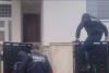 Exces de zel la ridicarea primarului Cherecheş: Unul din poliţişti a sărit gardul, deşi poarta era deschisă 871154