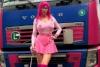 O tânără din Alba Iulia face furori pe internet! Georgeta se îmbracă în haine Barbie și conduce un TIR roz: ”Mă felicită pentru curaj” 881891