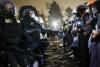 Activiștii pro-Gaza de la UCLA au cerut "întăriri" și "scuturi" pentru a face față poliției | CNN: Poliția ar fi tras cu gloanțe de cauciuc în protestatari 900467