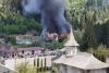 Incendiu puternic lângă Mănăstirea Voroneț din Suceava! Două case au luat foc, una a fost distrusă complet 900739