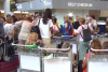 Imaginile umilinţei în Aeroportul Otopeni. Zeci de pasageri dorm pe jos şi pe bagaje, după ce 32 de curse Tarom au fost anulate 911694