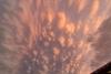 Cerul României, colorat de un fenomen spectaculos: „Norișori” roz, cu forme inedite, au fost fotografiați și filmați de locuitorii din Neamț 912101